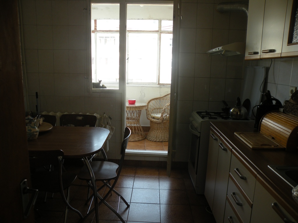 vanzare apartament 3 camere, Ghencea, Latea Gheorghe, cf 1, decomandat, etaj 8/8, cu imbunatatiri, bloc 1987,     pret 60.000 EUR