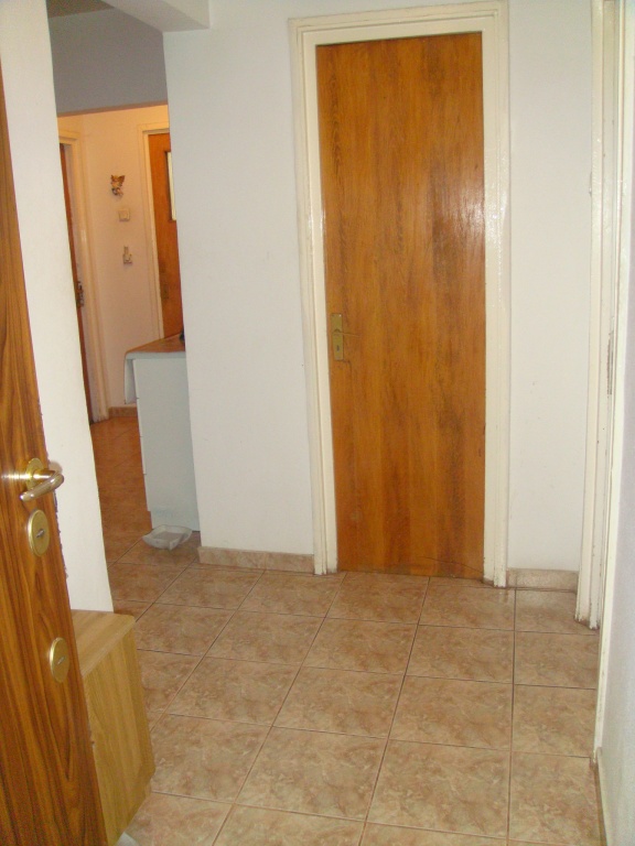 vanzare apartament 3 camere, Valea Ialomitei, Piata, cf 1, decomandat, etaj 10/10, cu imbunatatiri,     pret 50.000 EUR