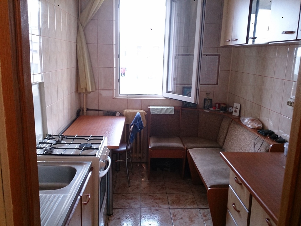 vanzare apartament 3 camere, Prelungirea Ghencea, Valea Rosie, cf 1, decomandat, etaj 10/10,        pret 49.000 EUR