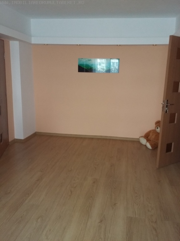 vanzare apartament 3 camere, Ghencea, cf 1, etaj 6/10, cu imbunatatiri, bloc 1985,        pret 70.000 EUR