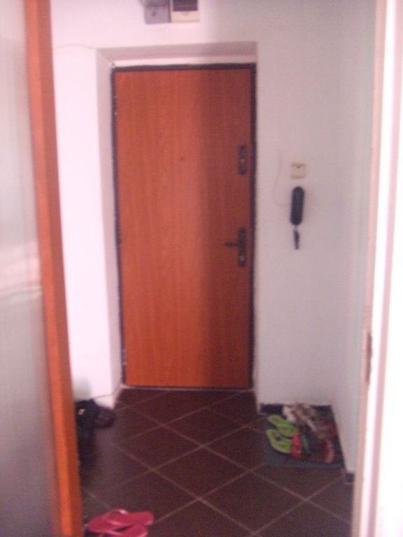 vanzare apartament 3 camere, Brasov, cf 1, etaj 10/10, cu imbunatatiri,     pret 48.000 EUR