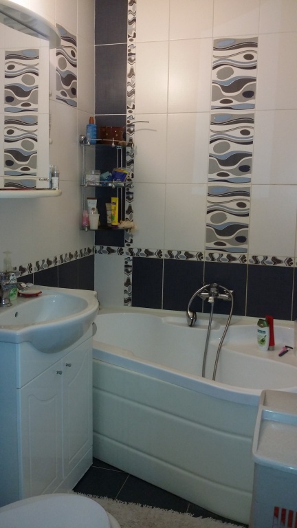 vanzare apartament 3 camere, Valea Calugareasca, cf 1, etaj 3/10, renovat recent,      pret 67.000 EUR