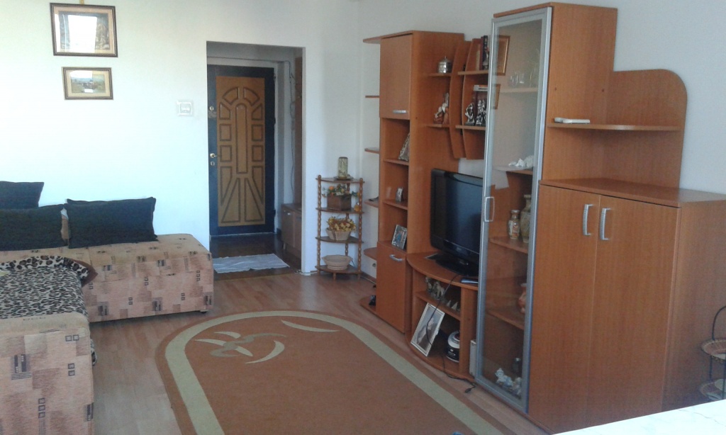 vanzare apartament 3 camere, Valea Calugareasca, cf 1, etaj 10/10, cu imbunatatiri,      pret 55.000 EUR