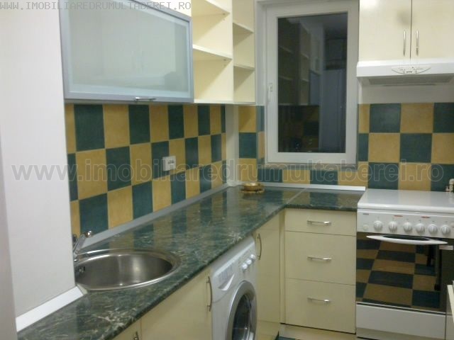 vanzare apartament 3 camere, Favorit, cf 1, etaj 8/10, cu imbunatatiri,       pret 68.000 EUR