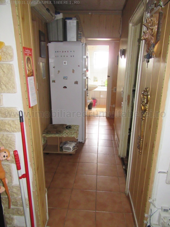vanzare apartament 3 camere, Valea Ialomitei, cf 1, decomandat, etaj 10/10, 2 balcoane,      pret 60.000 EUR