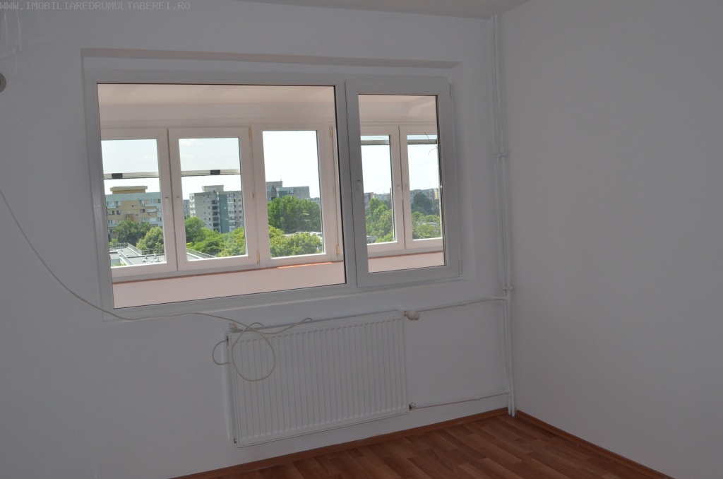 vanzare apartament 2 camere, Favorit, cf 1, etaj 8/9, cu imbunatatiri, liber,       pret 55.000 EUR