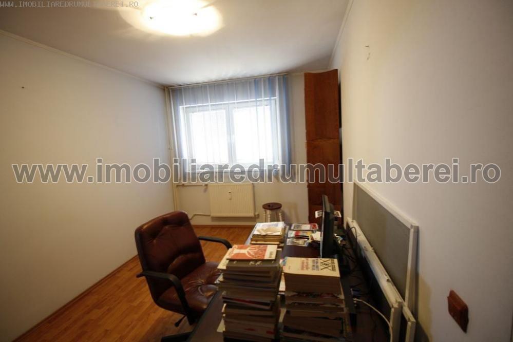 vanzare apartament 3 camere, Plaza, cf 1, etaj 9/10, cu imbunatatiri,      pret 73.000 EUR