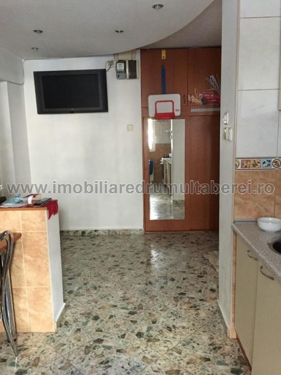 vanzare apartament 3 camere, 1 Mai, cf 1, decomandat, etaj 1/8, bloc 1981,      pret 75.000 EUR