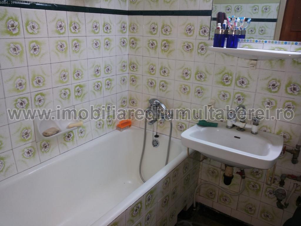 vanzare apartament 3 camere, Parc Moghioros, cf 1, decomandat, parter inalt/4, liber,      pret 65.000 EUR