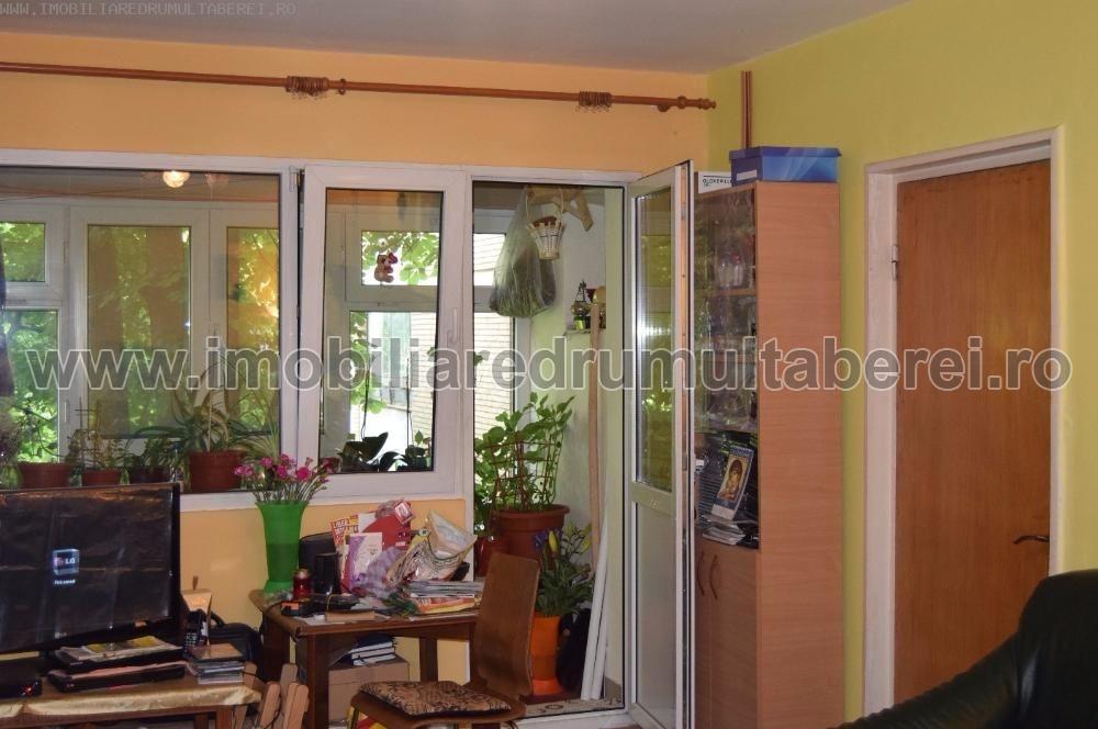 vanzare apartament 3 camere, Compozitorilor, cf 1, etaj 2/10, cu imbunatatiri, parcare ADP,        pret 64.000 EUR