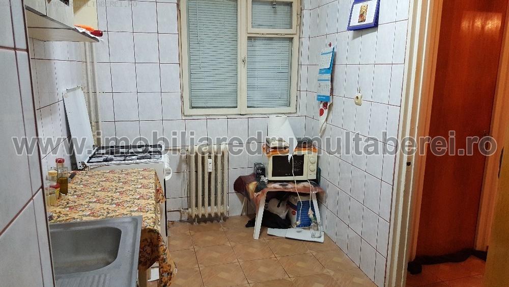 vanzare apartament 3 camere, Valea Ialomitei, Parva, cf 1, decomandat, etaj 8/10, parcare ADP,       pret 63.000 EUR