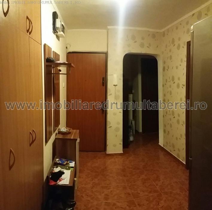 vanzare apartament 3 camere, 1 Mai, cf 1, etaj 5/8, semidecomandat, renovat, mobilat si utilat,         pret 75.000 EUR