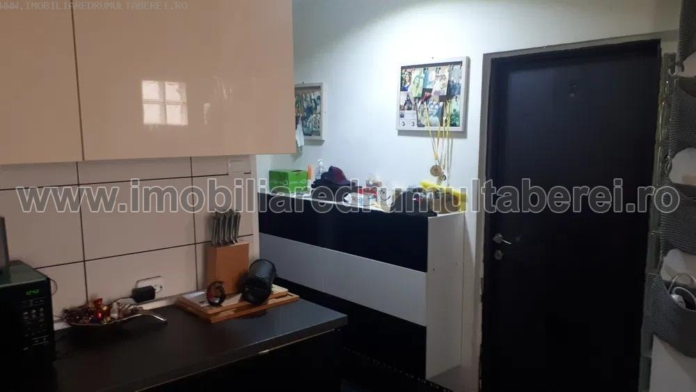 vanzare apartament 3 camere, Valea Ialomitei, cf 1, decomandat, etaj 4/10, 2 balcoane,        pret 80.000 EUR