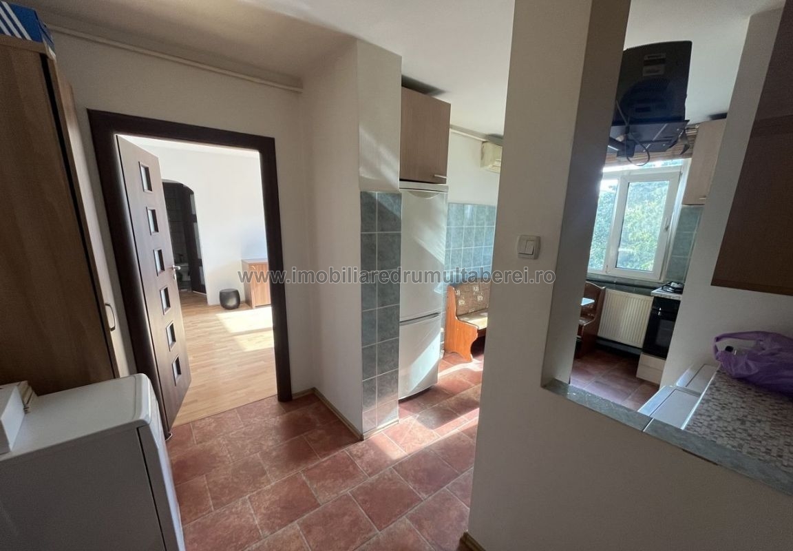 vanzare apartament 3 camere, Valea Oltului, cf 1, etaj 4/4, semidecomandat, centrala proprie, bloc reabilitat,           pret 90.000 EUR