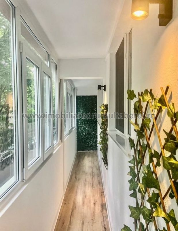 vanzare apartament 3 camere, Prelungirea Ghencea, Metrou Raul Doamnei, cf 1, decomandat, etaj 1/10, renovat, bloc reabilitat,         pret 148.000 EUR