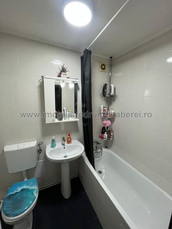 vanzare apartament 3 camere, Romancierilor Metrou, Lunca Siretului, cf 1, etaj 3/4, semidecomandat, renovat, centrala,        pret 129.500 EUR