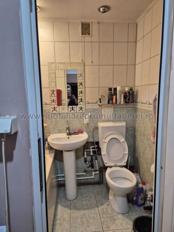 vanzare apartament 3 camere, Lovinescu, Metrou Raul Doamnei, cf 1, etaj 4/4, semidecomandat, centrala,           pret 90.000 EUR
