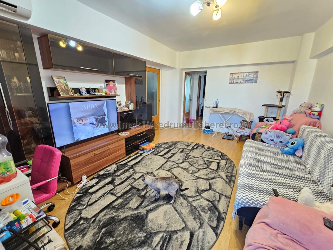 vanzare apartament 3 camere, Ghencea, cf 1, etaj 10/10, semidecomandat, bloc 1985,          pret 117.000 EUR