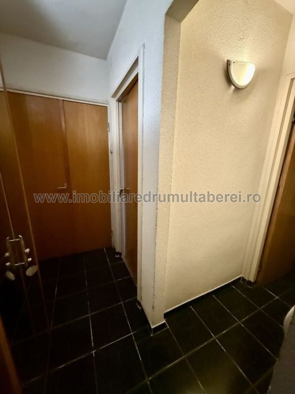 vanzare apartament 3 camere, Favorit, Metrou, cf 1, parter/8, semidecomandat, balcon,          pret 103.000 EUR