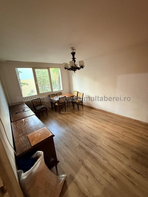 vanzare apartament 3 camere, Raul Doamnei, Metrou, cf 1, decomandat, etaj 1/4, bloc reabilitat,        119.000 EUR