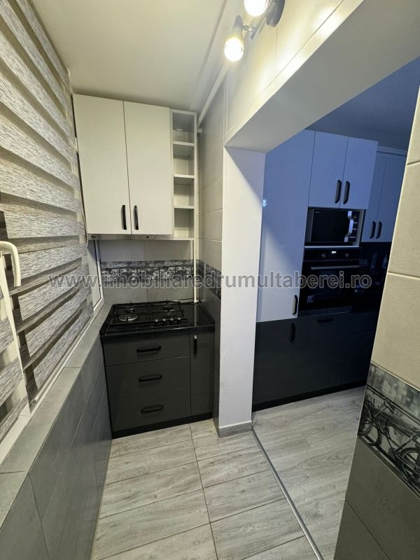 vanzare apartament 3 camere, Valea Ialomitei, Metrou, Piata, cf 1, decomandat, etaj 4/10, renovat, mobilat,             pret 145.000 EUR