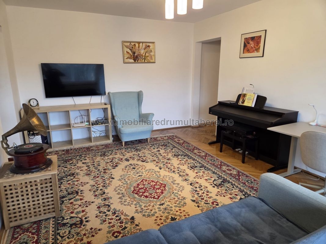 vanzare apartament 3 camere, Parc Drumul Taberei, Metrou, cf 1, etaj 4/9, semidecomandat, bloc reabilitat,           pret 140.000 EUR