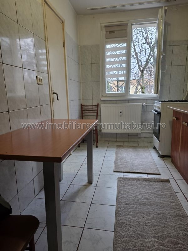 vanzare apartament 3 camere, Dealul Macinului, Metrou Valea Ialomitei, cf 1, etaj 4/4, semidecomandat, bloc reabilitat,        pret 105.000 EUR