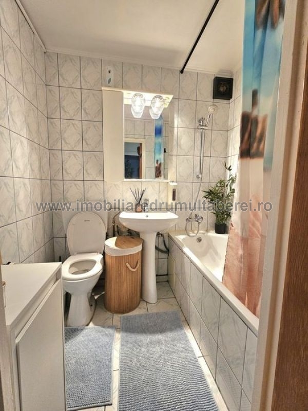 vanzare apartament 3 camere, Valea Ialomitei, Metrou, cf 1, decomandat, etaj 4/4, renovat, bloc reabilitat,           pret 130.000 EUR