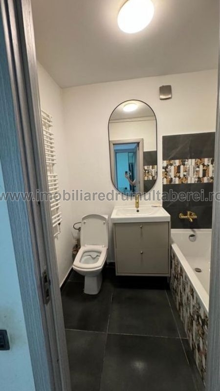 vanzare apartament 3 camere, Romancierilor, Metrou, cf 1, decomandat, etaj 4/4, mobilat, liber,        pret 116.000 EUR
