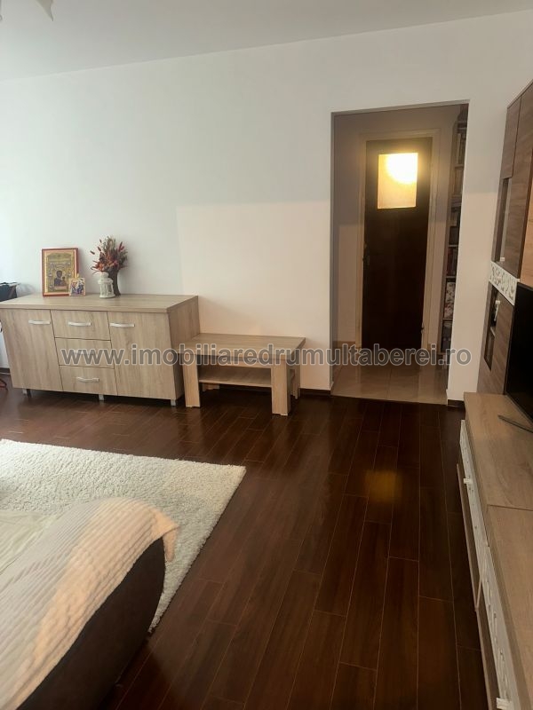 vanzare apartament 3 camere, Ghencea, Metrou Raul Doamnei, cf 1, etaj 1/4, semidecomandat, mobilat, bloc reabilitat,       pret 140.000 EUR