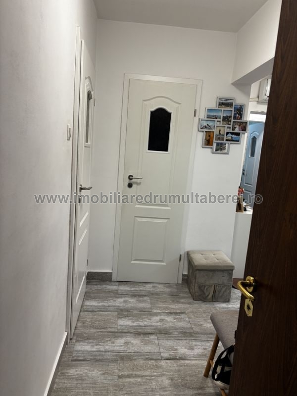 vanzare apartament 3 camere, Valea Ialomitei, Metrou, Piata, cf 1, decomandat, etaj 4/10, renovat,        pret 127.000 EUR