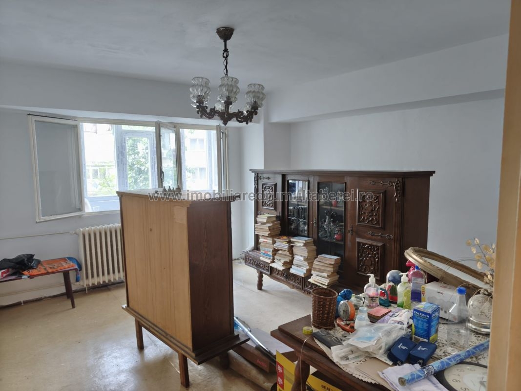 vanzare apartament 3 camere, Bucla, Metrou Romancierilor, cf 1, decomandat, etaj 5/10, bloc reabilitat,         pret 130.000 EUR