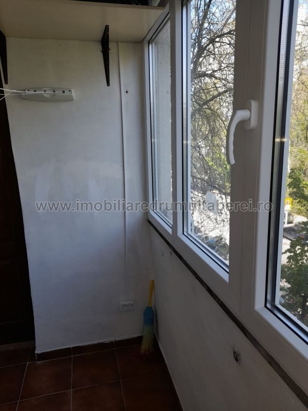 vanzare apartament 3 camere, 1 Mai, Compozitorilor, cf 1, decomandat, etaj 3/8, bloc 1982,        pret 128.000 EUR