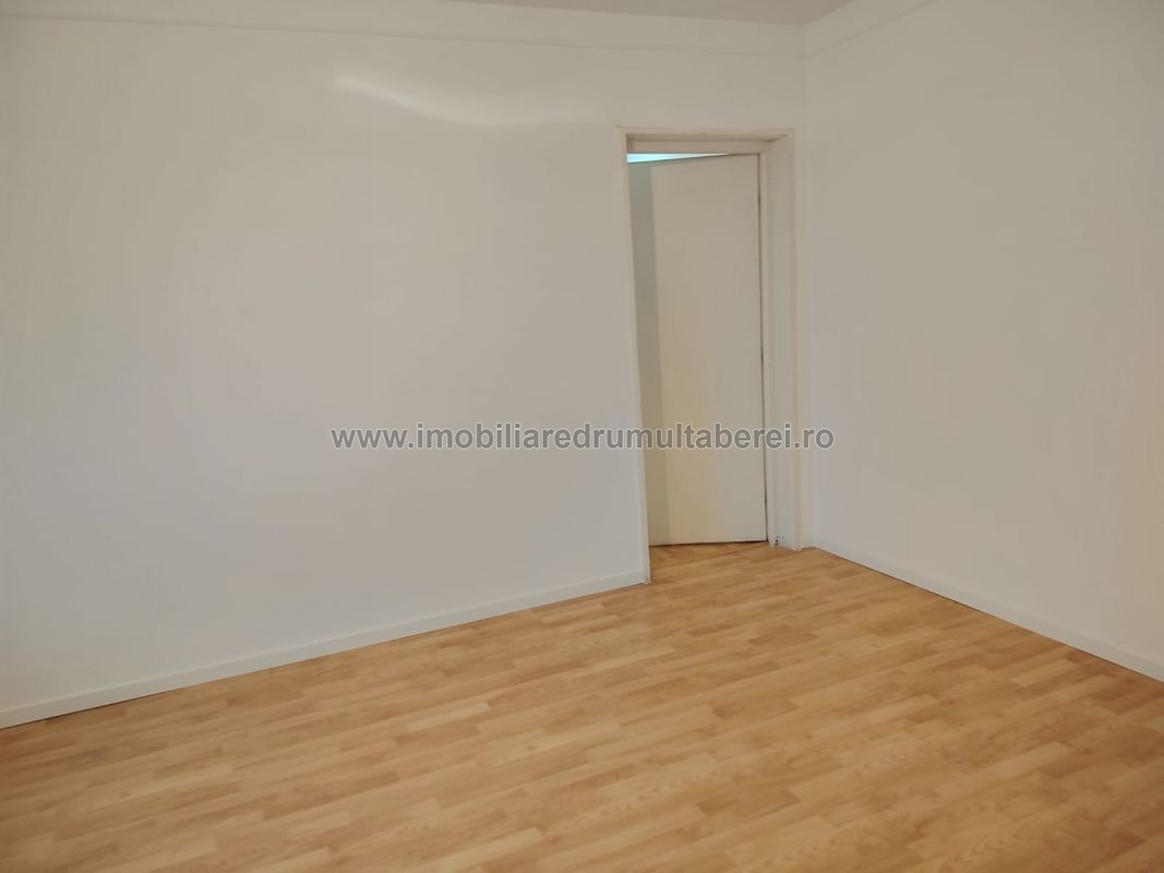 vanzare apartament 3 camere, 1 Mai, Compozitorilor, cf 1, etaj 8/9, semidecomandat, liber,           pret 94.000 EUR