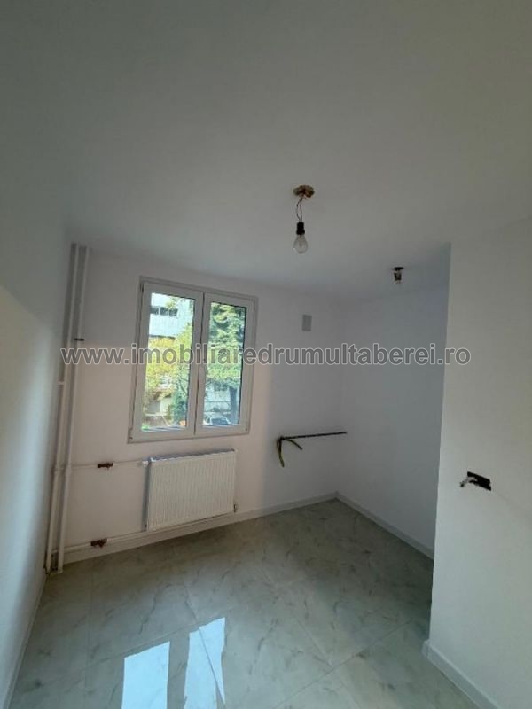 vanzare apartament 3 camere, Timisoara, Metrou Valea Ialomitei, cf 1, decomandat, etaj 1/4, bloc reabilitat,          pret 135.000 EUR