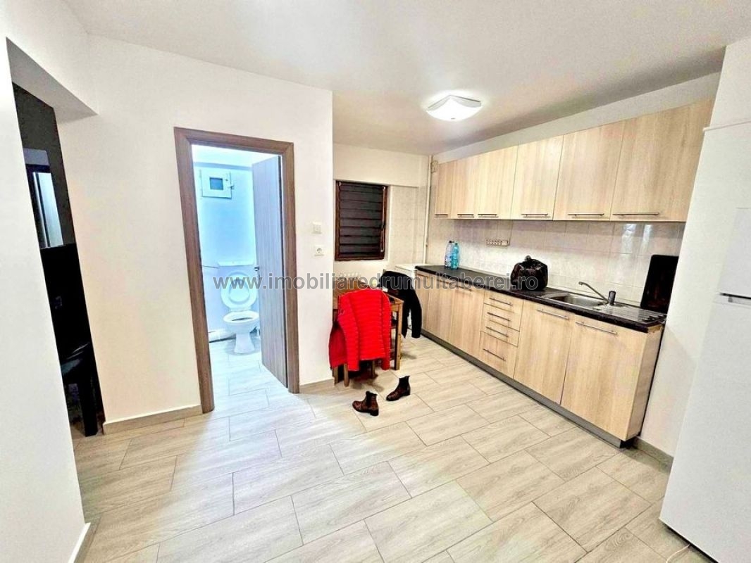vanzare apartament 3 camere, Valea Ialomitei, Metrou, cf 1, decomandat, etaj 3/10, renovat, 2 bai,            pret 147.000 EUR