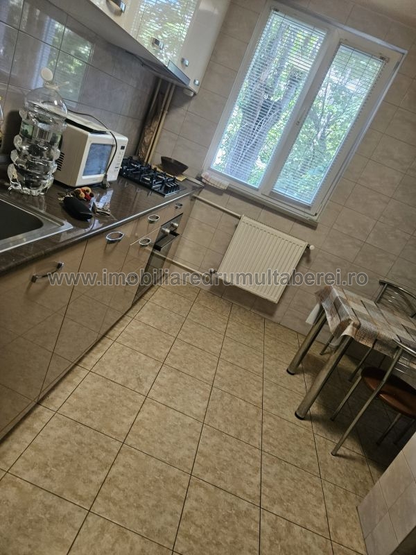 vanzare apartament 3 camere, Bucla, Metrou Constantin Brancusi, cf 1, decomandat, etaj 2/4, bloc reabilitat,         pret 128.000 EUR