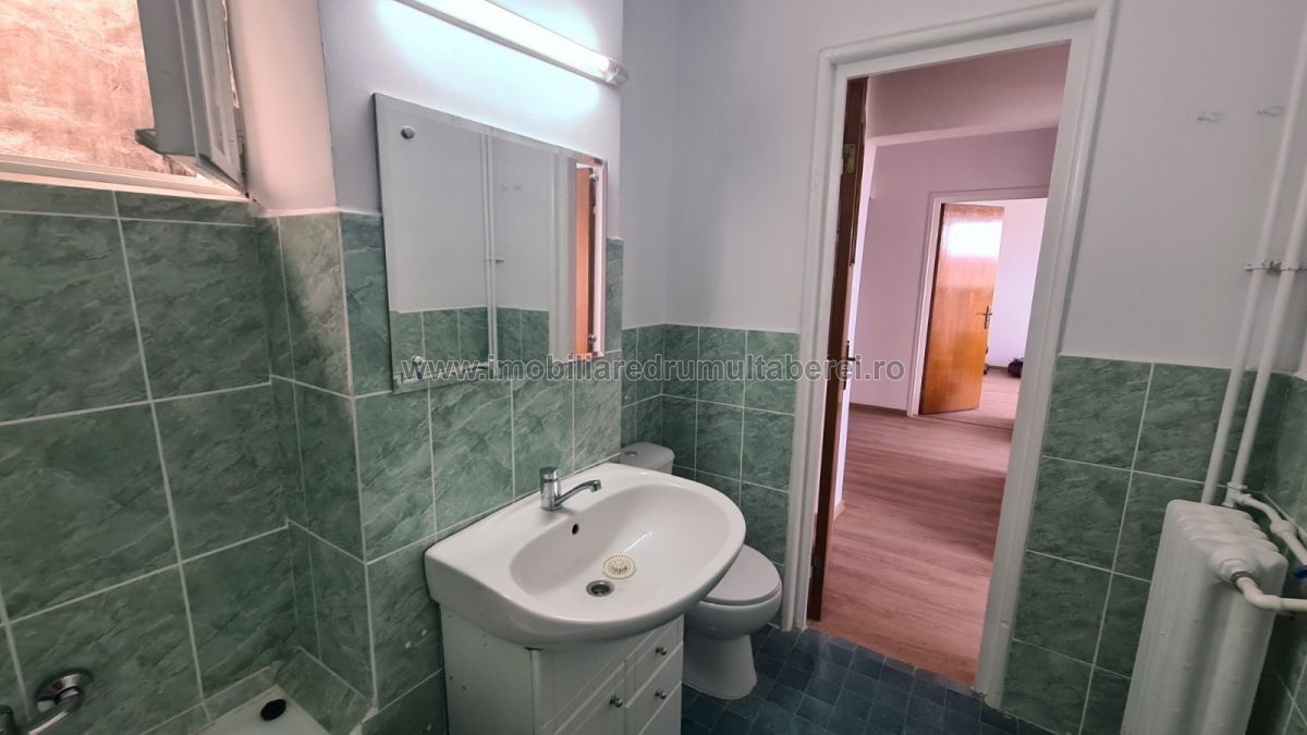 vanzare apartament 3 camere, Prelungirea Ghencea, Metrou Raul Doamnei, cf 1, decomandat, etaj 5/10, liber,         pret 124.000 EUR