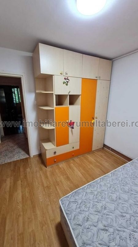 vanzare apartament 3 camere, Romancierilor, Metrou, cf 1, etaj 4/4, semidecomandat, centrala,         pret 120.000 EUR