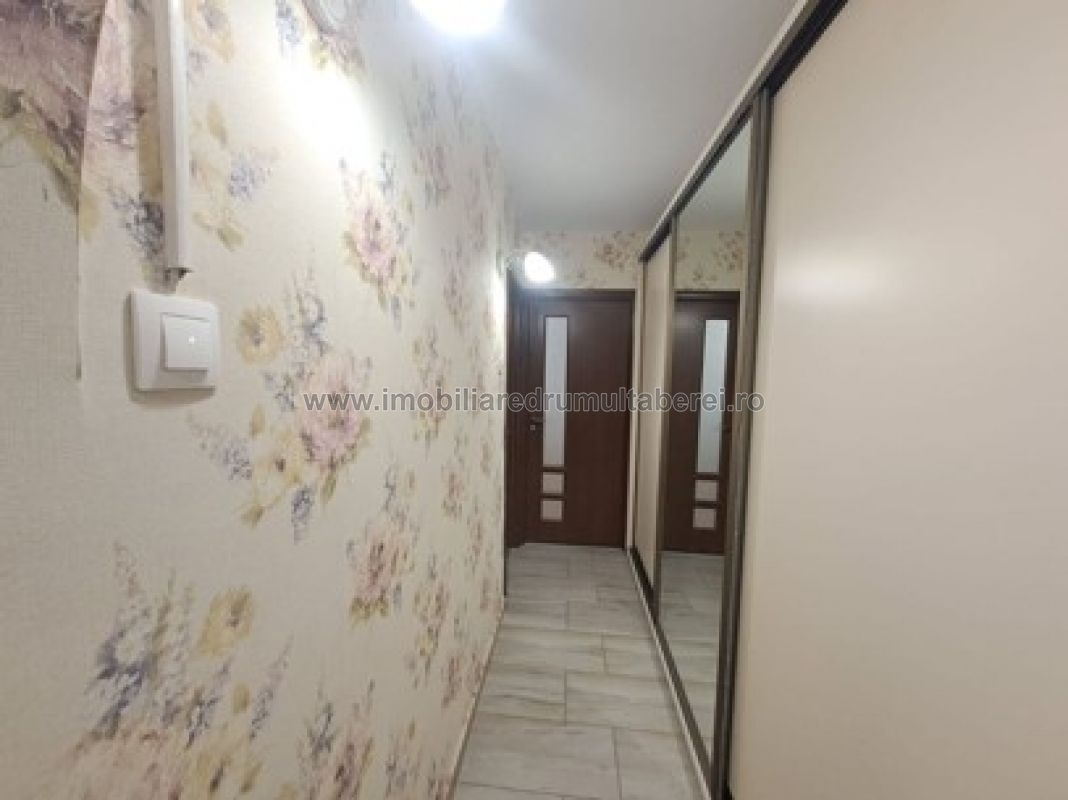 vanzare apartament 2 camere, Bucla, Metrou Raul Doamnei, cf 1, decomandat, etaj 1/4, boxa,        pret 100.000 EUR
