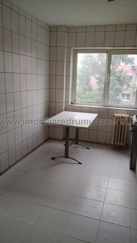 vanzare apartament 3 camere, Lunca Cernei, Metrou Romancierilor, cf 1, decomandat, etaj 6/10, liber,        pret 120.000 EUR
