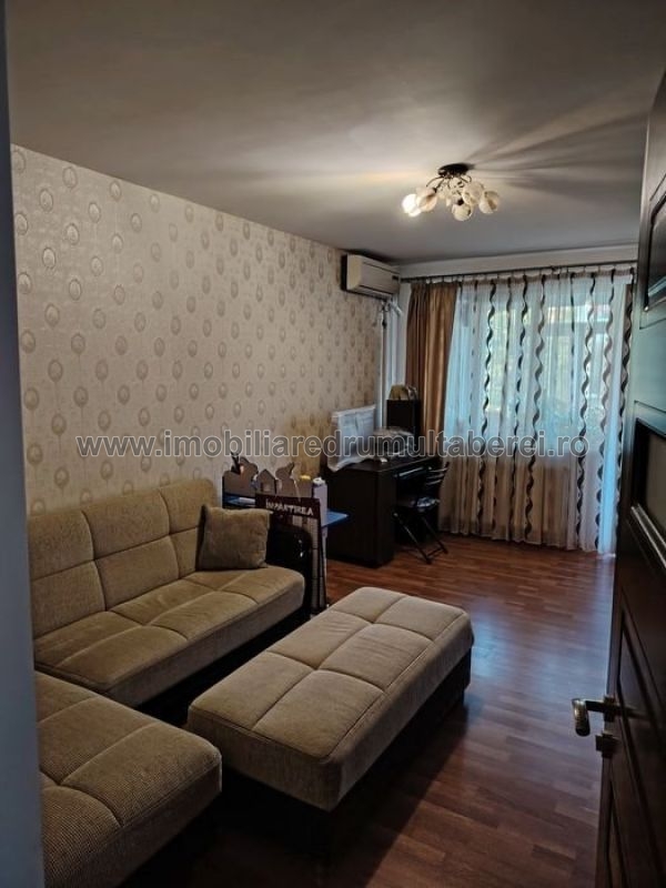 vanzare apartament 2 camere, Ghencea, Brasov, cf 1, etaj 3/10, circular, mobilat,        pret 105.000 EUR